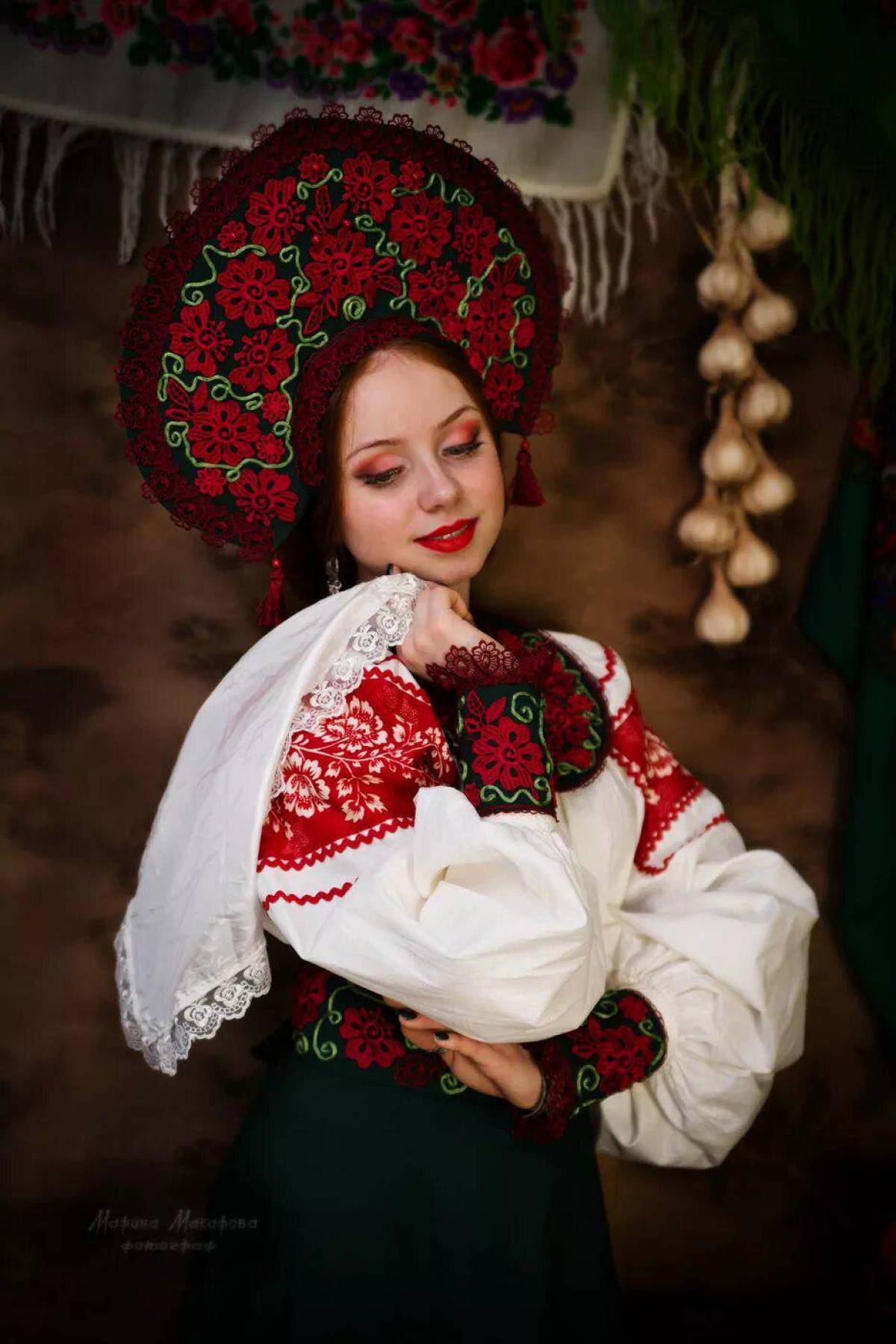 Women in Slavic costumes underwear in Jinan
